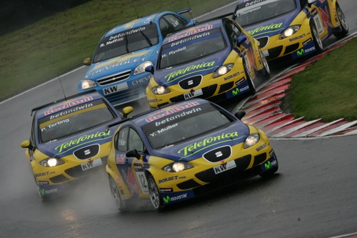 Yvan Muller leidt de Seat-trein